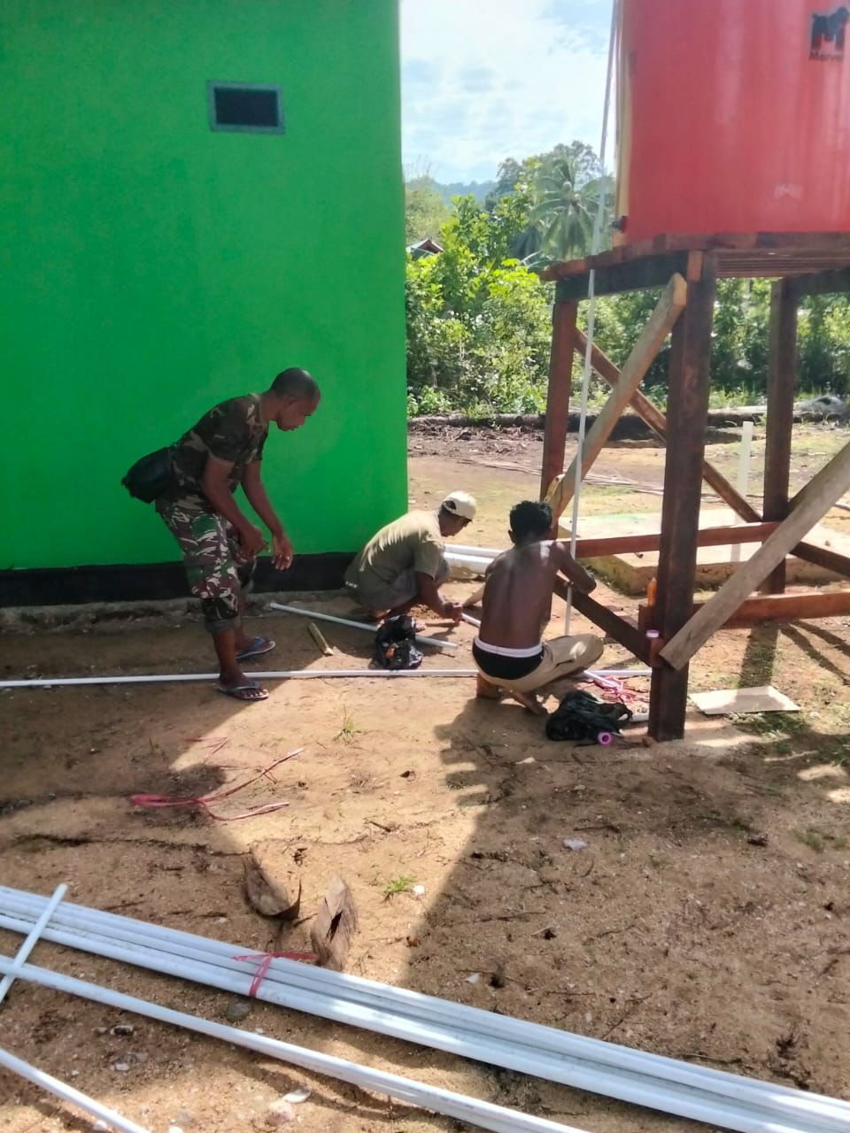 Rampungkan Pembangunan MCK 100 Persen di Kampung Sisir