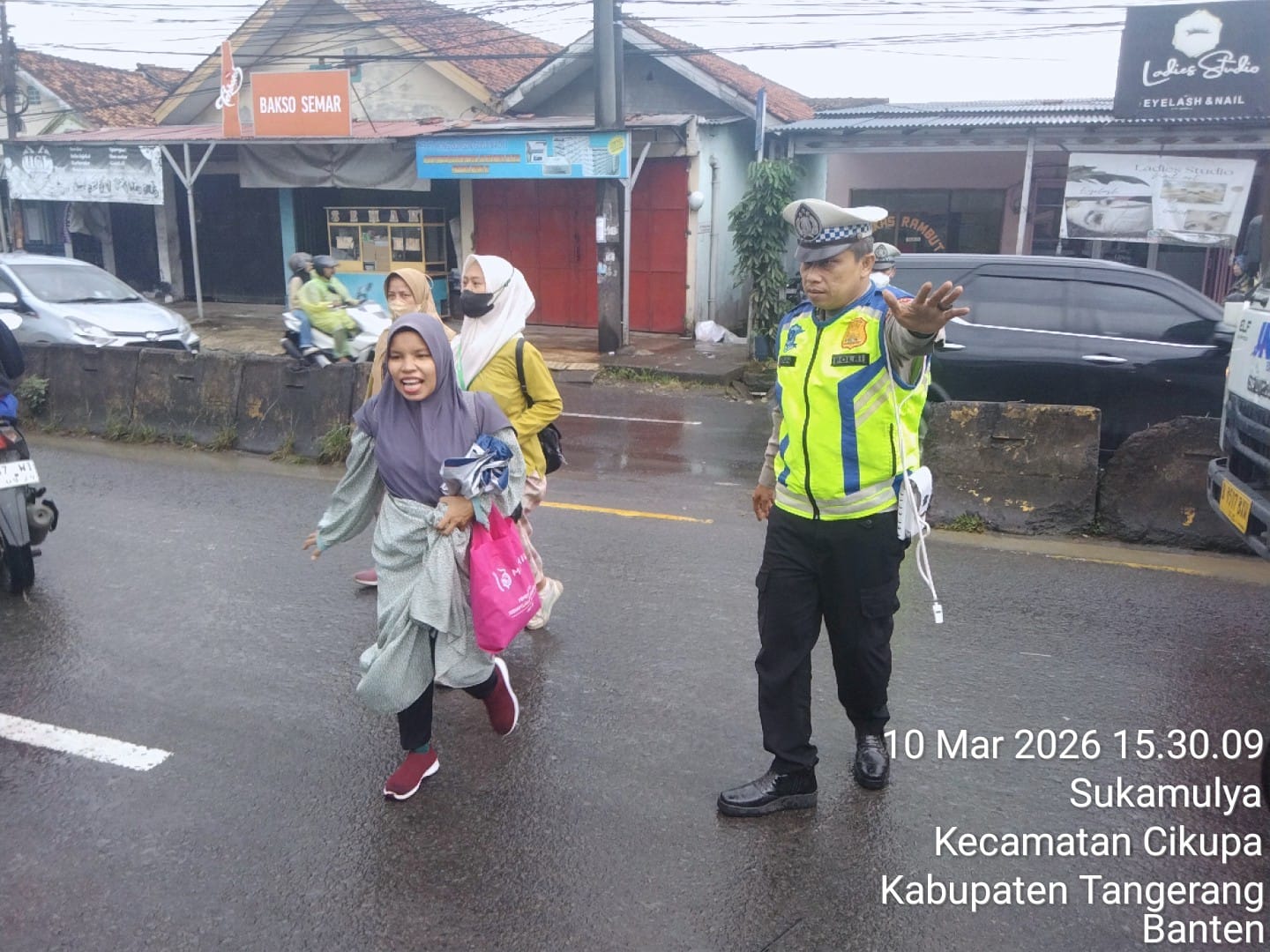 Personel Lantas Polsek Cikupa Laksanakan Pengaturan Arus Lalu Lintas Sore Hari di Pertigaan Columbus