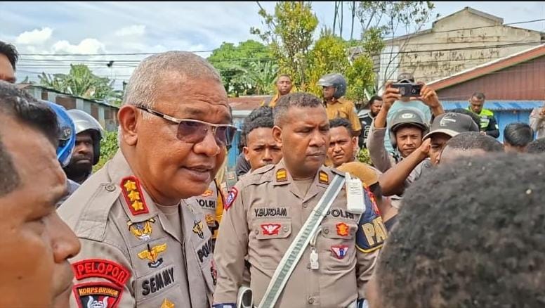 Sempat Lumpuh Berjam-jam, Aksi Bakar Ban di Kilometer 12 Sorong Berakhir Setelah Wakapolda Temui Keluarga Korban