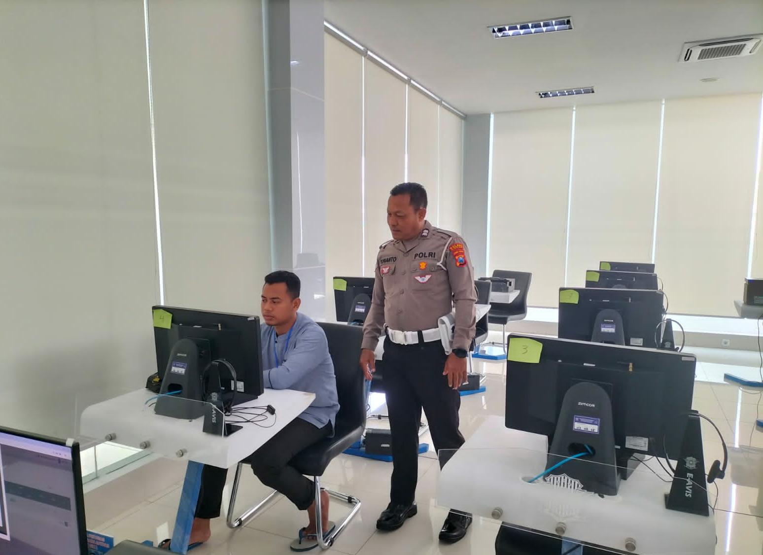Satlantas Polres Tuban Jemput Bola Edukasi SIM, Pajak, dan BPKB ke Masyarakat Satlantas Polres Tuban Jemput Bola Edukasi SIM, Pajak, dan BPKB ke Masyarakat