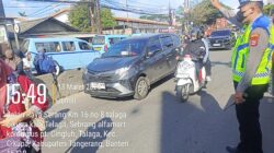 Personel Lantas Polsek Cikupa Laksanakan Pengaturan Arus Lalu Lintas Sore Hari di Pertigaan Columbus