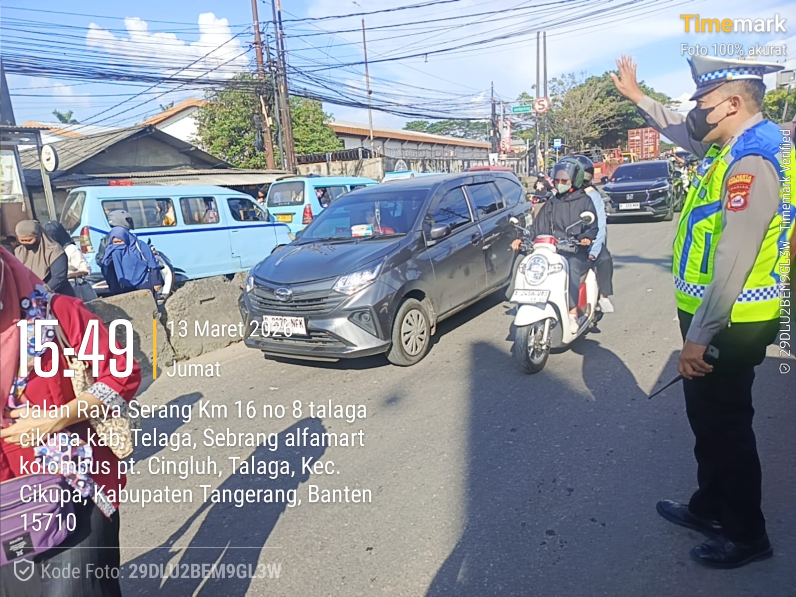 Personel Lantas Polsek Cikupa Laksanakan Pengaturan Arus Lalu Lintas Sore Hari di Pertigaan Columbus