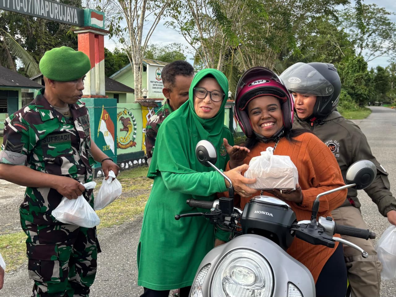 Ramadan Penuh Berkah, Koramil 1710-07/Mapurujaya Berbagi Takjil Untuk Warga Ramadan Penuh Berkah, Koramil 1710-07/Mapurujaya Berbagi Takjil Untuk Warga