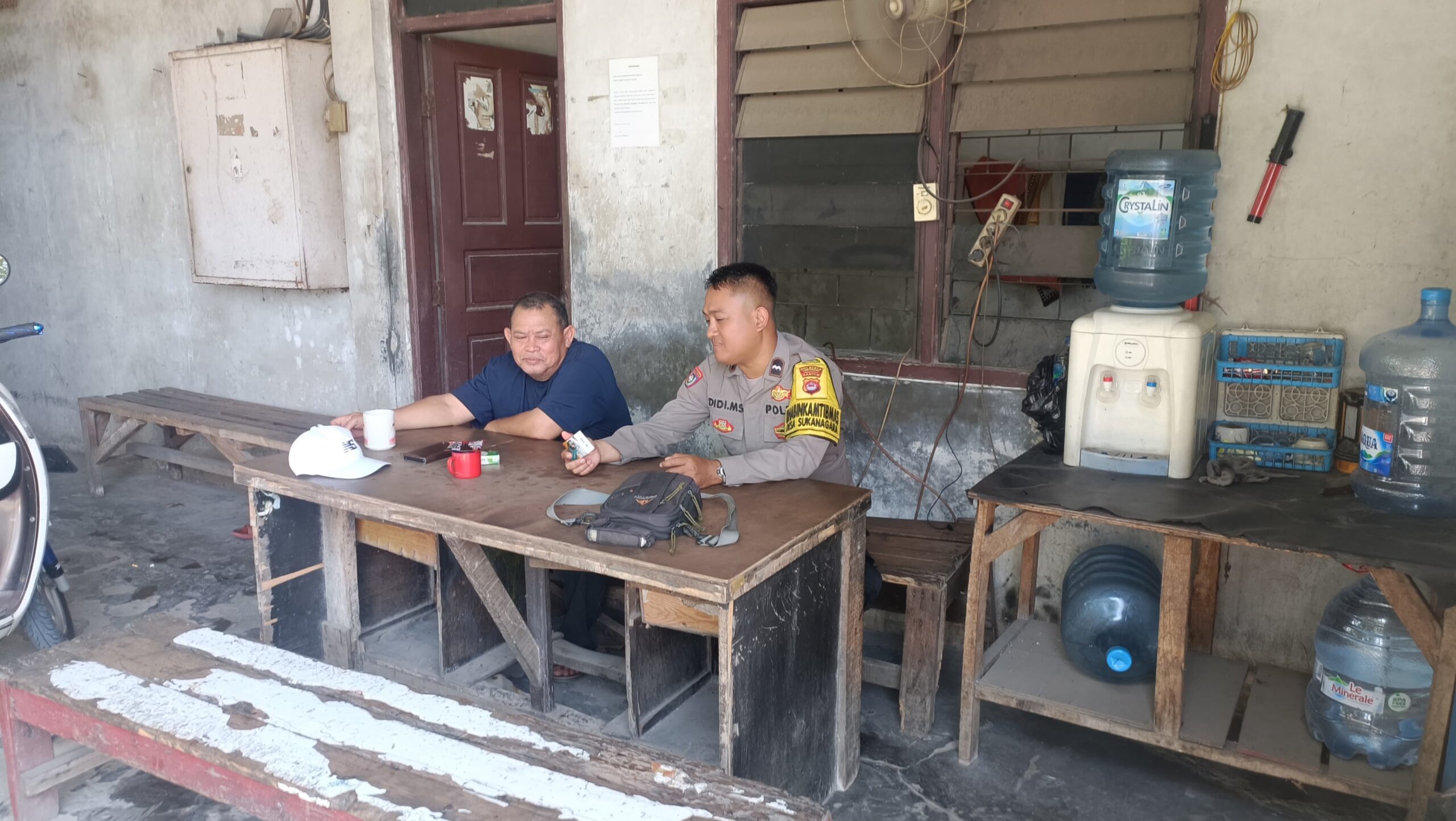 Bhabinkamtibmas Desa Sukanagara Sambangi Warga, Perkuat Silaturahmi dan Harkamtibmas