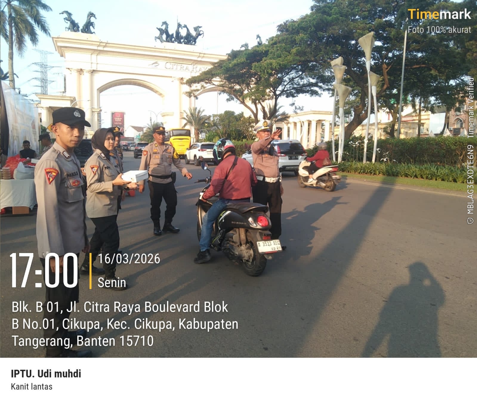 Posko Terpadu Citra Raya Bagikan Takjil, Iptu Udi Muhdi Langsung Pimpin Aksi Berbagi