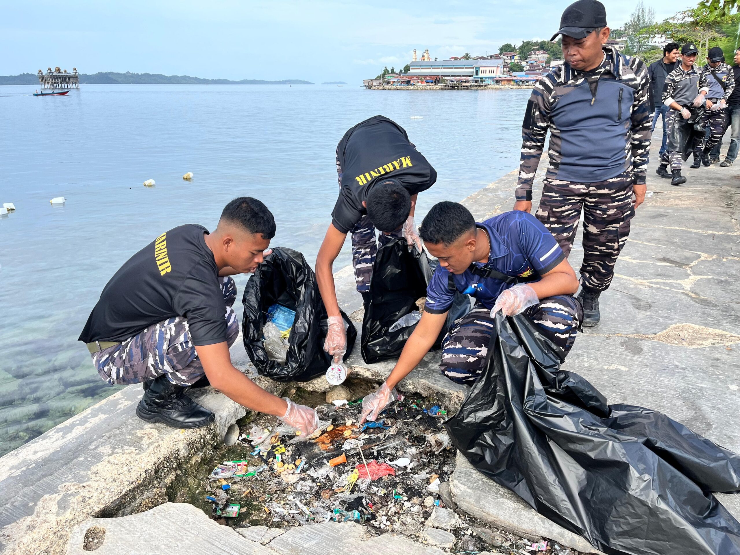 Bakti Sosial, Satgas Trisila 2026 Koarmada III Gelar Aksi Bersih-Bersih di Tugu Fakfak Bakti Sosial, Satgas Trisila 2026 Koarmada III Gelar Aksi Bersih-Bersih di Tugu Fakfak