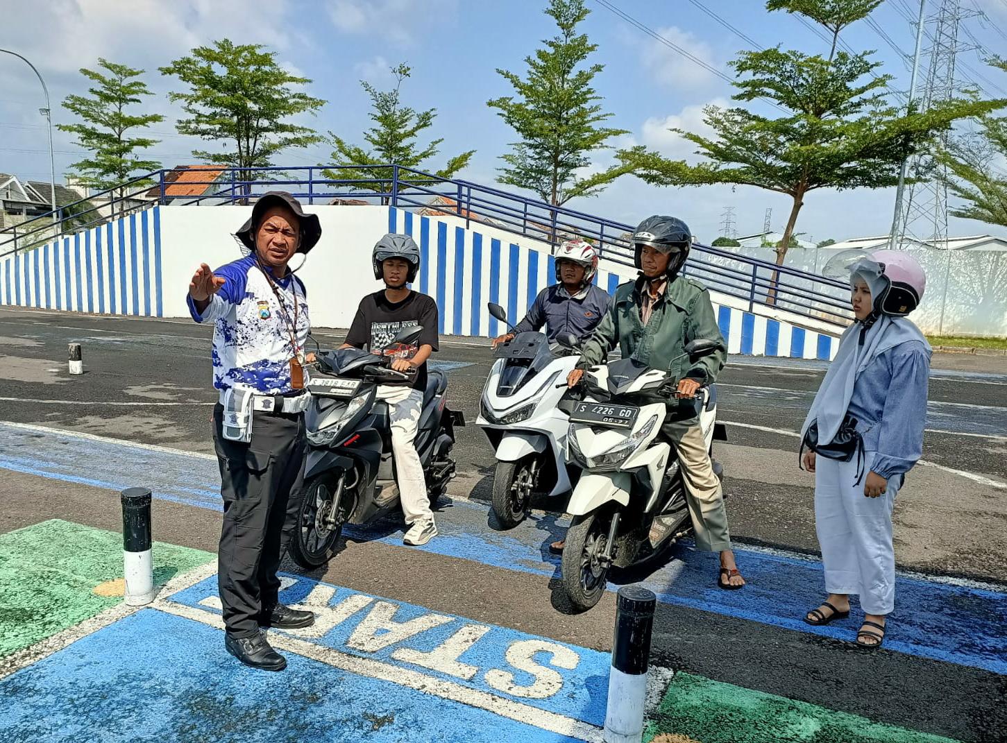 Satlantas Polres Tuban Jemput Bola Edukasi SIM dan Pajak Kendaraan