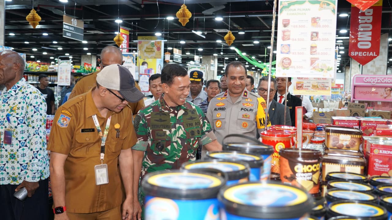Sinergi Jelang Lebaran, Pangdam Kasuari Dampingi Gubernur Turun Langsung Pantau Arus Mudik dan Stabilitas Sembako di Papua Barat