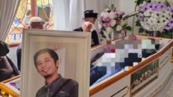 Duka Mendalam Selimuti Keluarga Saat Jenazah Tiba di Rumah Duka