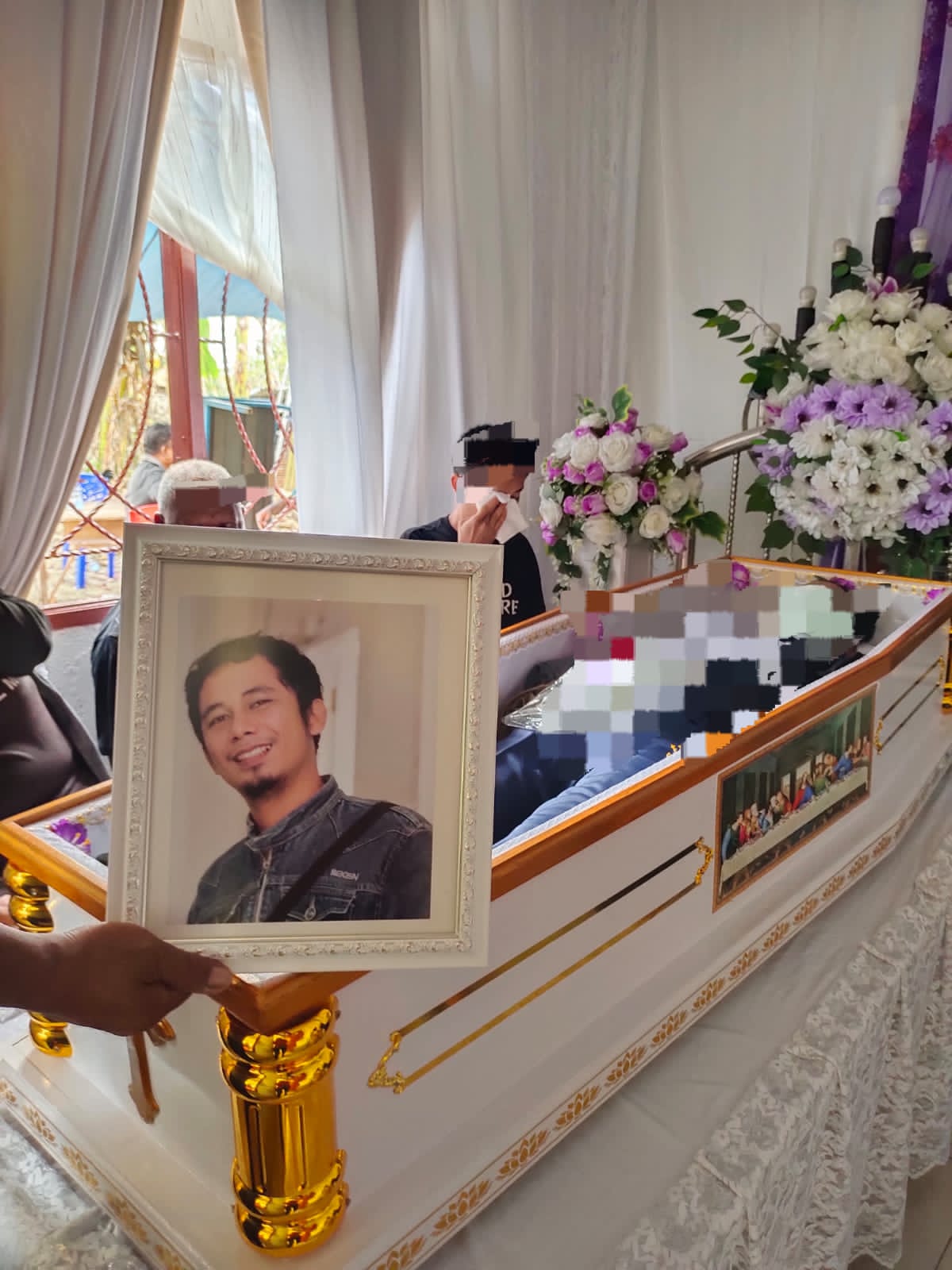 Duka Mendalam Selimuti Keluarga Saat Jenazah Tiba di Rumah Duka