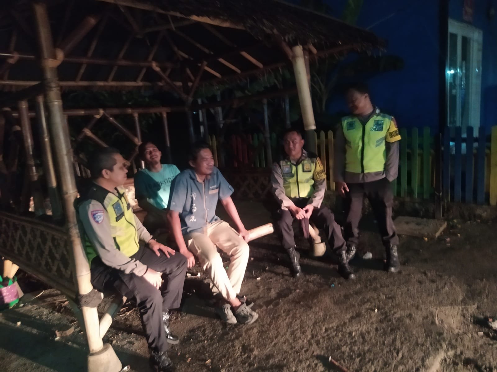 Anggota Polsek Cikupa Ronda Siskamling Bersama Warga Desa Cikupa