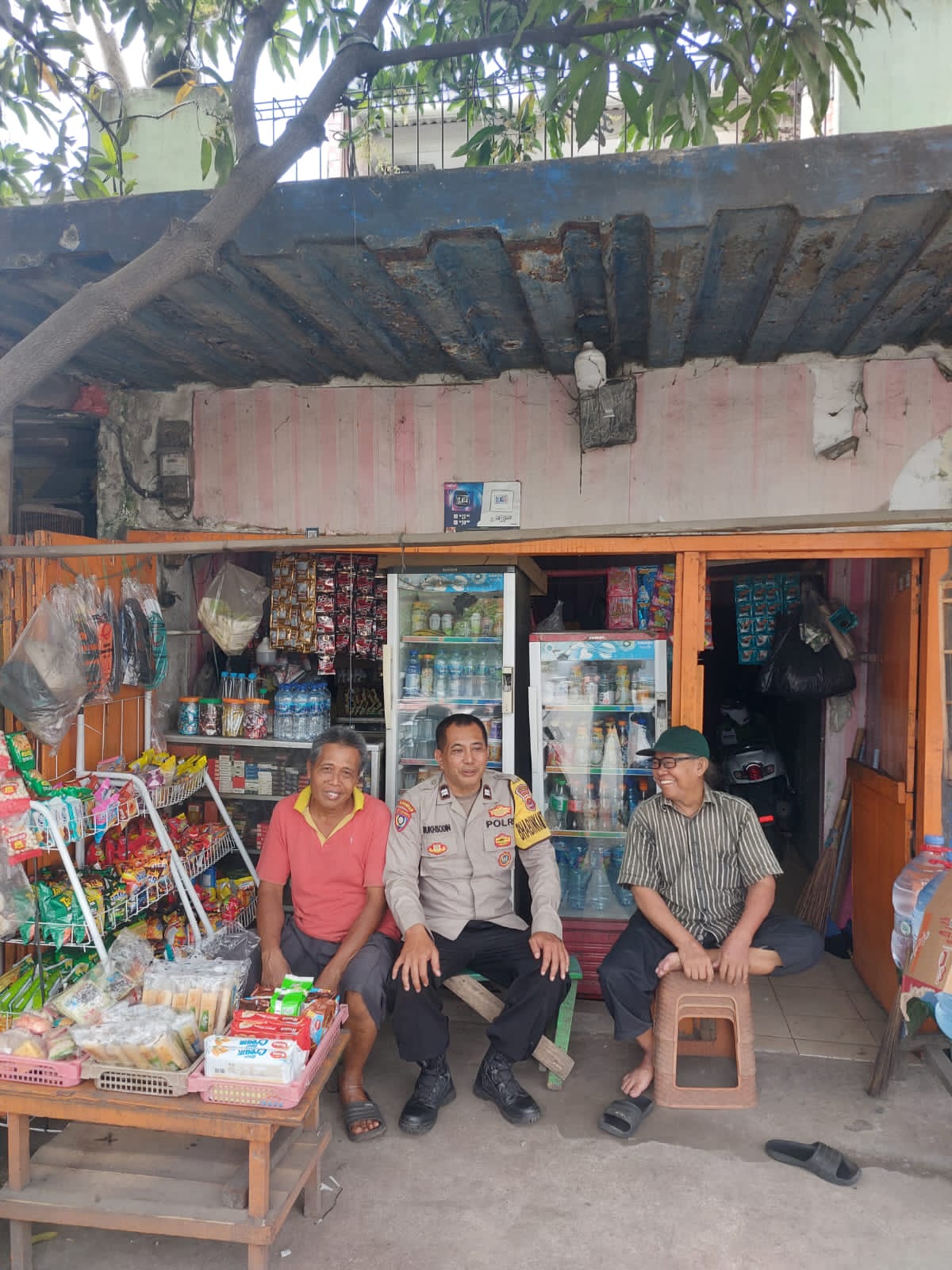 Aiptu Mukhsodin Sambang Warung Warga, Sampaikan Himbauan Kamtibmas di Sukadamai