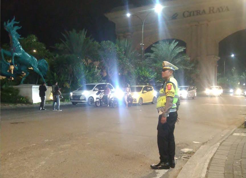 Kanit Lantas Polsek Cikupa Pantau Arus Lalu Lintas di Gerbang dan Pos Terpadu Citra Raya Tangerang