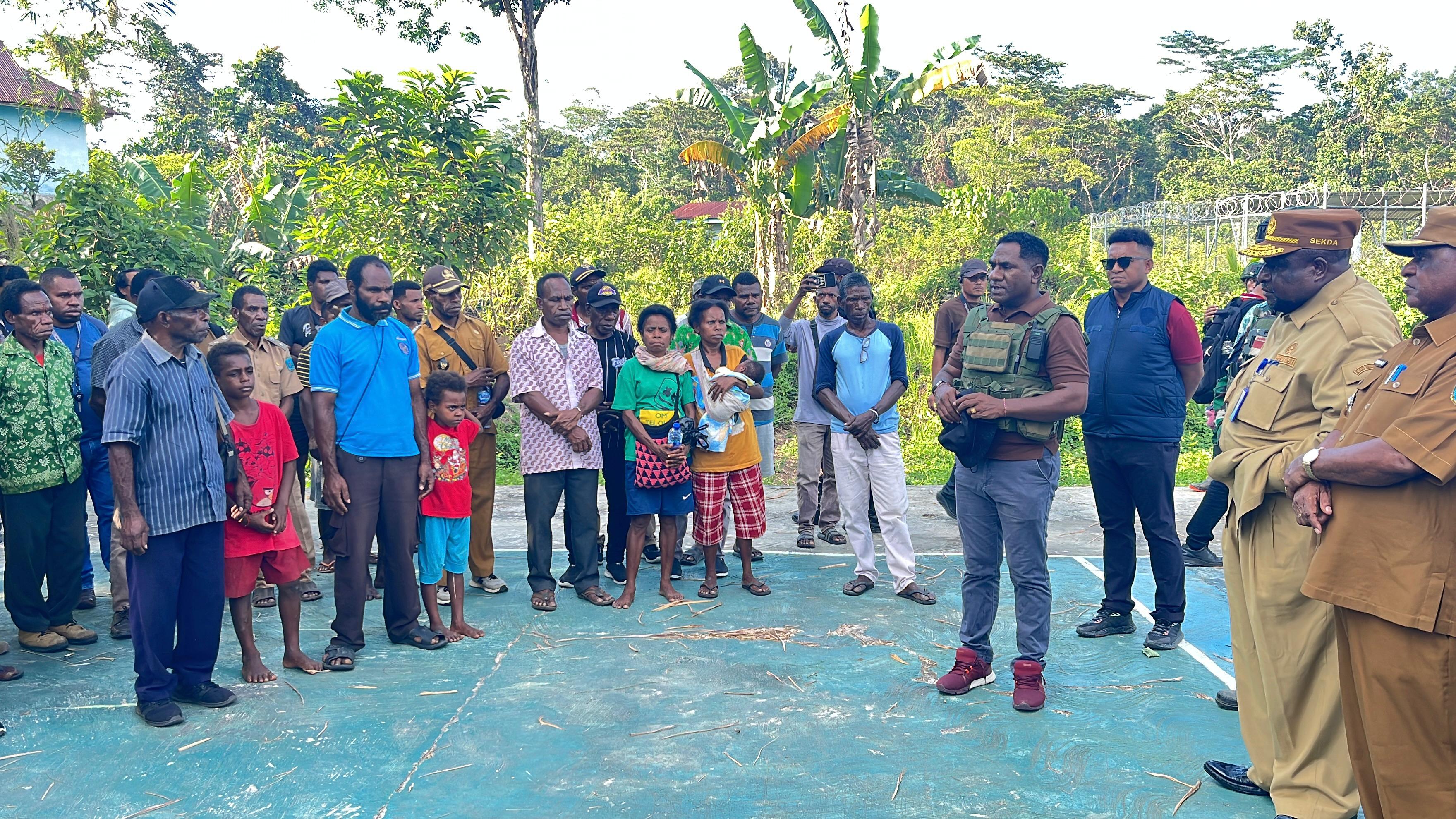 Kapolres Maybrat Bersama Forkopimda Tinjau Warga dan Salurkan Sembako di Kampung Sorry Distrik Aifat Selatan