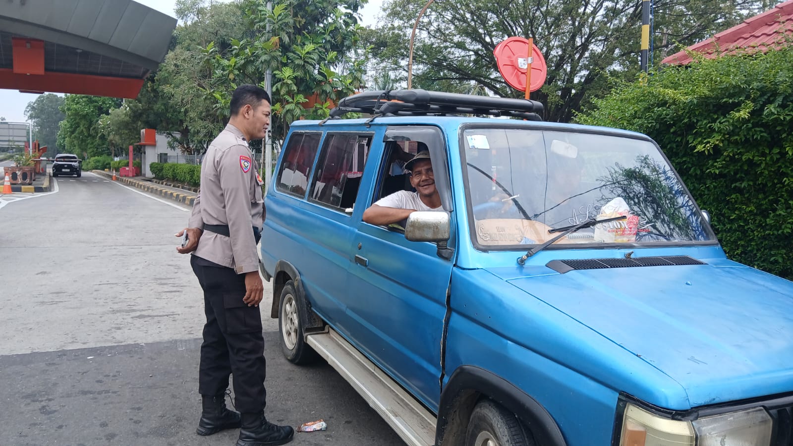 Subsatgas Binmas Satgas Preemtif Sosialisasikan Mudik Aman di Gerbang Tol Balaraja Barat