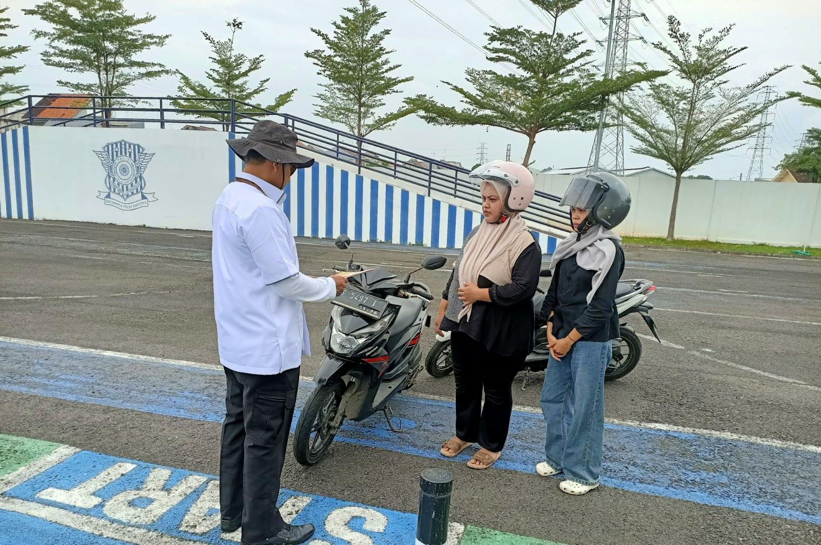 Satlantas Polres Tuban Turun Langsung Edukasi Warga Soal SIM dan Pajak Kendaraan