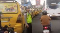 Personel Lantas Polsek Cikupa Gelar PECAK Sore Hari, Atur Lalin di Jalan Raya Serang