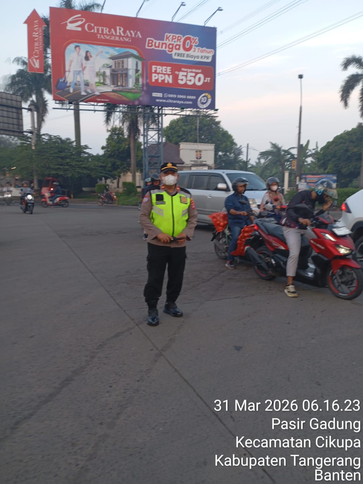 IPTU Rusandi Pimpin Pengaturan Lalu Lintas Pagi di Perempatan Cikupa Mas
