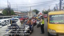 Personel Lantas Polsek Cikupa Laksanakan PECAK Pengaturan Lalu Lintas Sore di Jalan Raya Serang