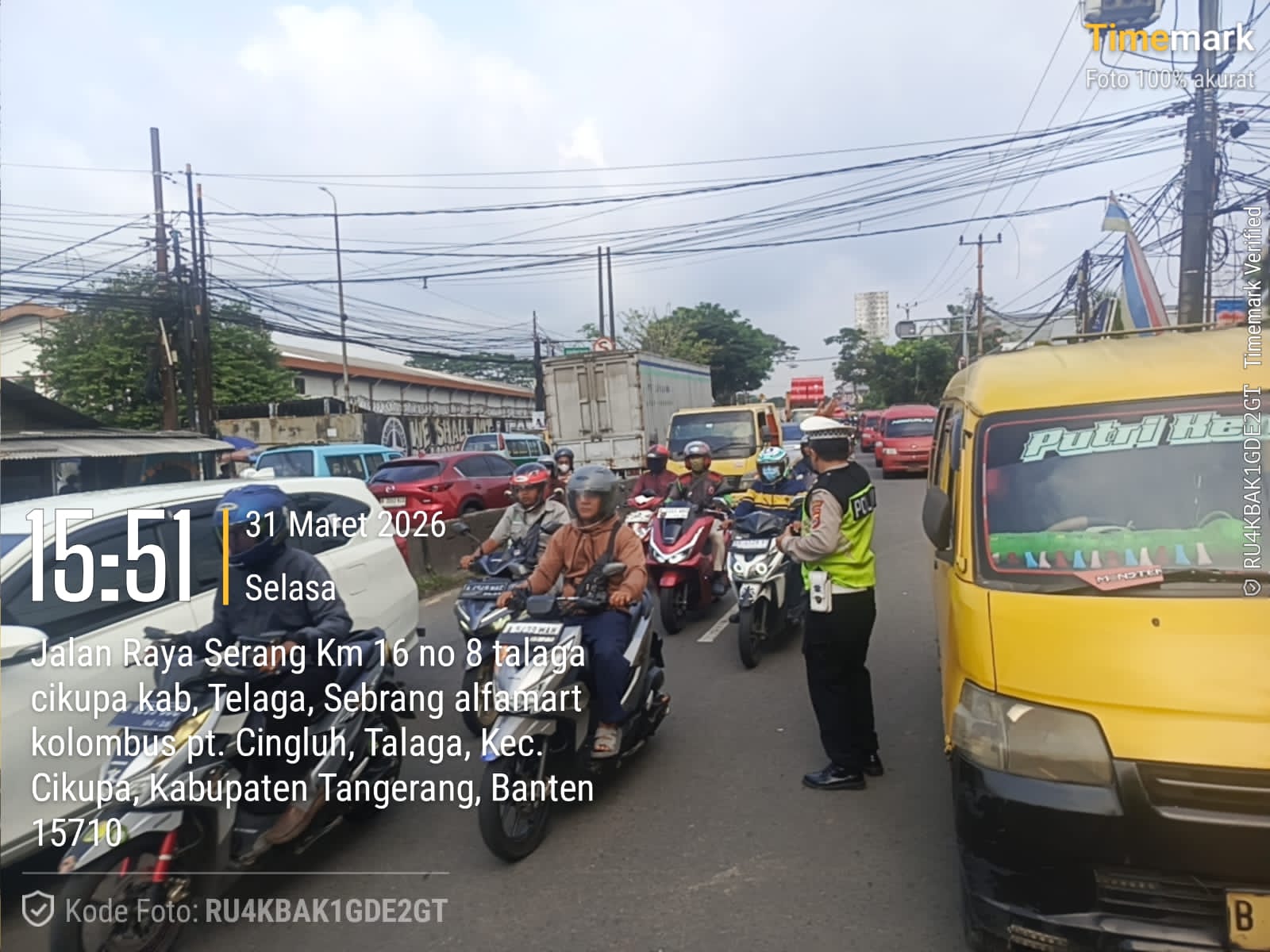 Personel Lantas Polsek Cikupa Laksanakan PECAK Pengaturan Lalu Lintas Sore di Jalan Raya Serang