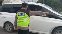 IPTU Rusandi Terjun Langsung Pimpin Pengaturan Lalu Lintas Sore di Cikupa Mas