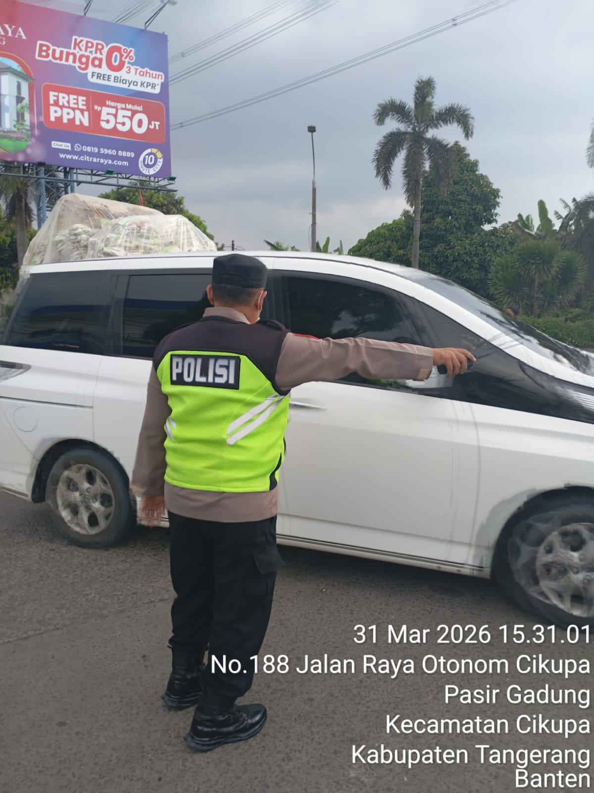 IPTU Rusandi Terjun Langsung Pimpin Pengaturan Lalu Lintas Sore di Cikupa Mas