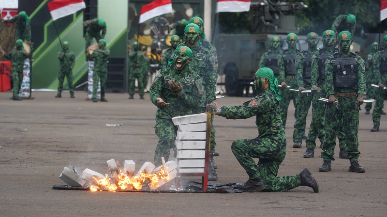 Pimpin Upacara HUT ke-65 Kostrad, Panglima TNI Tegaskan Peran Strategis Kostrad Jaga NKRI