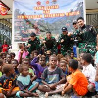 Wujudkan Kepedulian, Koops TNI Papua Gelar Pengobatan Gratis dan Bagi Sembako di Kampung Iwaka