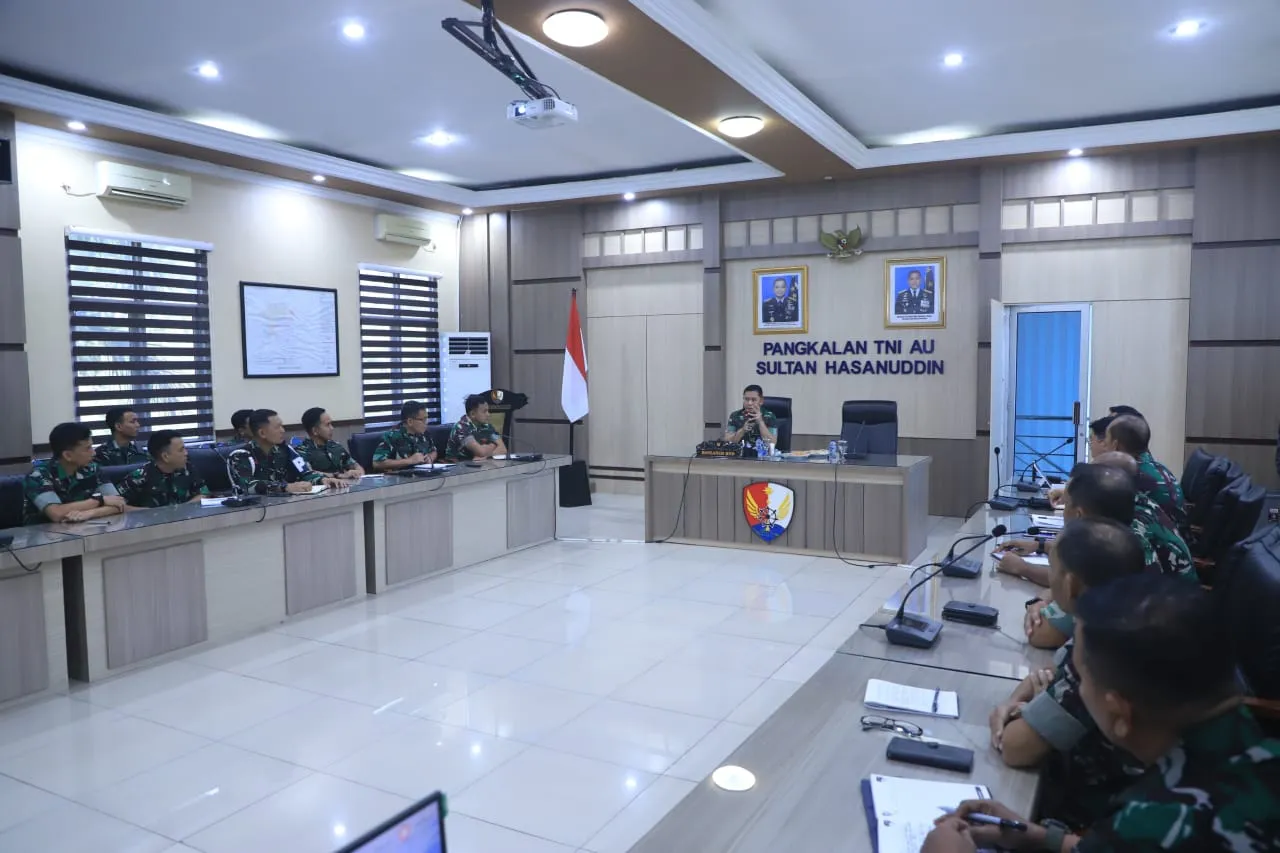 Komandan Lanud Sultan Hasanuddin Pimpin Rapat Staf, Tekankan Kepemimpinan Berbasis Keteladanan dan Kecerdasan Emosional