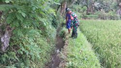 Bersihkan Sungai Demi Kelancaran Irigasi, Wujud Babinsa Doko Bersama Warga Bersatu Dengan Alam