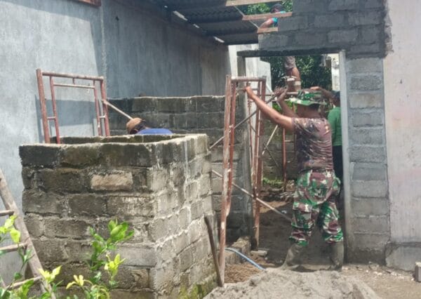 Wujud Kepedulian, Babinsa Udanawu Turun Tangan Bantu Pembuatan MCK Warga