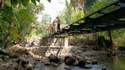 Gotong Royong TNI Dan Warga, Pengelasan Besi Pengaman Jembatan Perintis Garuda Terus Dikebut