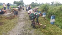 Bersihkan Bahu Jalan, Babinsa Pasirharjo Kerja Bakti Bersama Warga Demi Keindahan Lingkungan