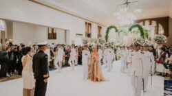 Sakral dan Membanggakan, Tradisi Pedang Pora Warnai Pernikahan Perwira Yonif 2 Marinir