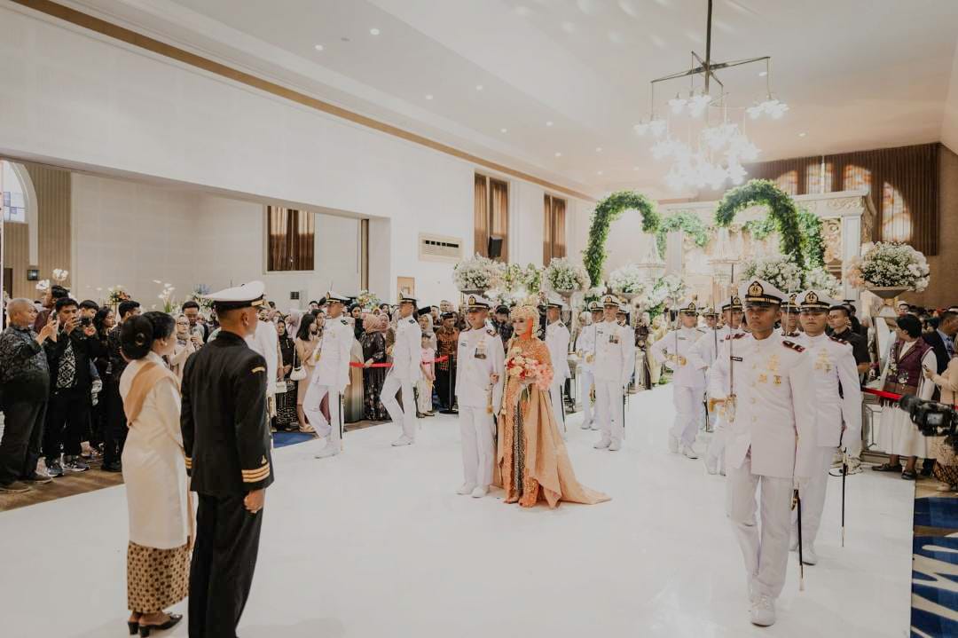 Sakral dan Membanggakan, Tradisi Pedang Pora Warnai Pernikahan Perwira Yonif 2 Marinir Sakral dan Membanggakan, Tradisi Pedang Pora Warnai Pernikahan Perwira Yonif 2 Marinir