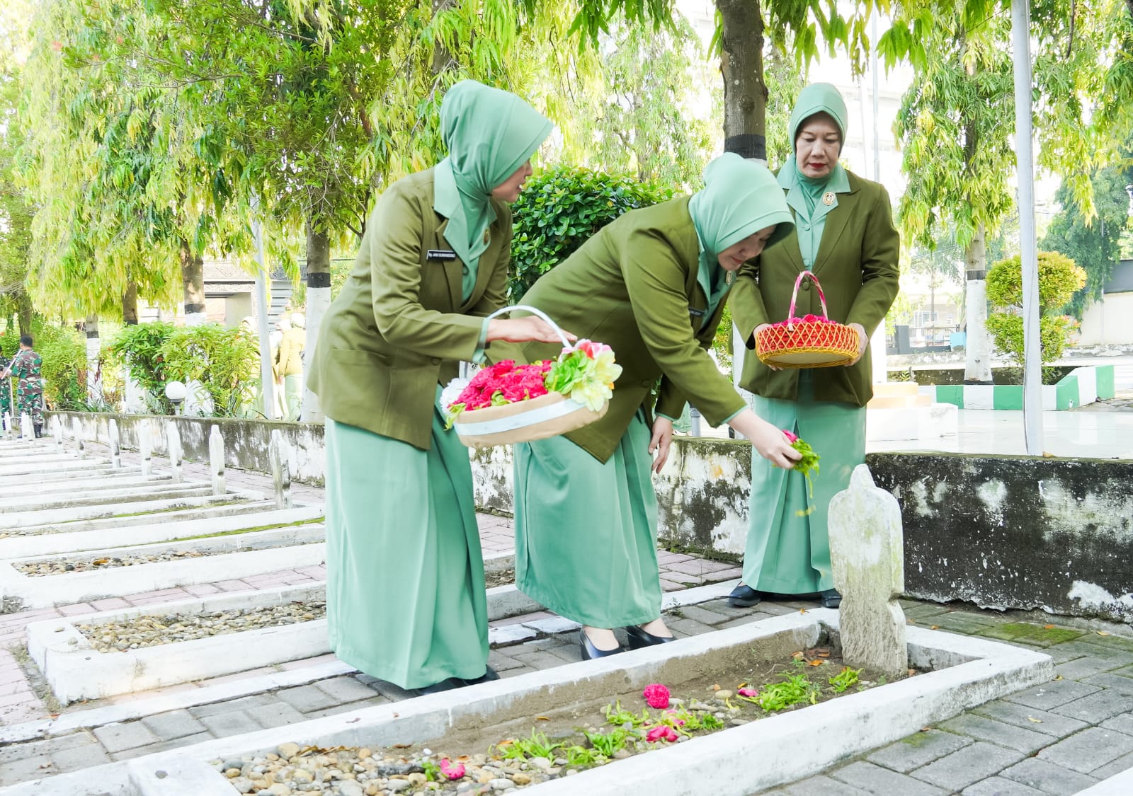Persit KCK Kodim Bojonegoro Laksanakan Ziarah Rombongan dan Tabur Bunga