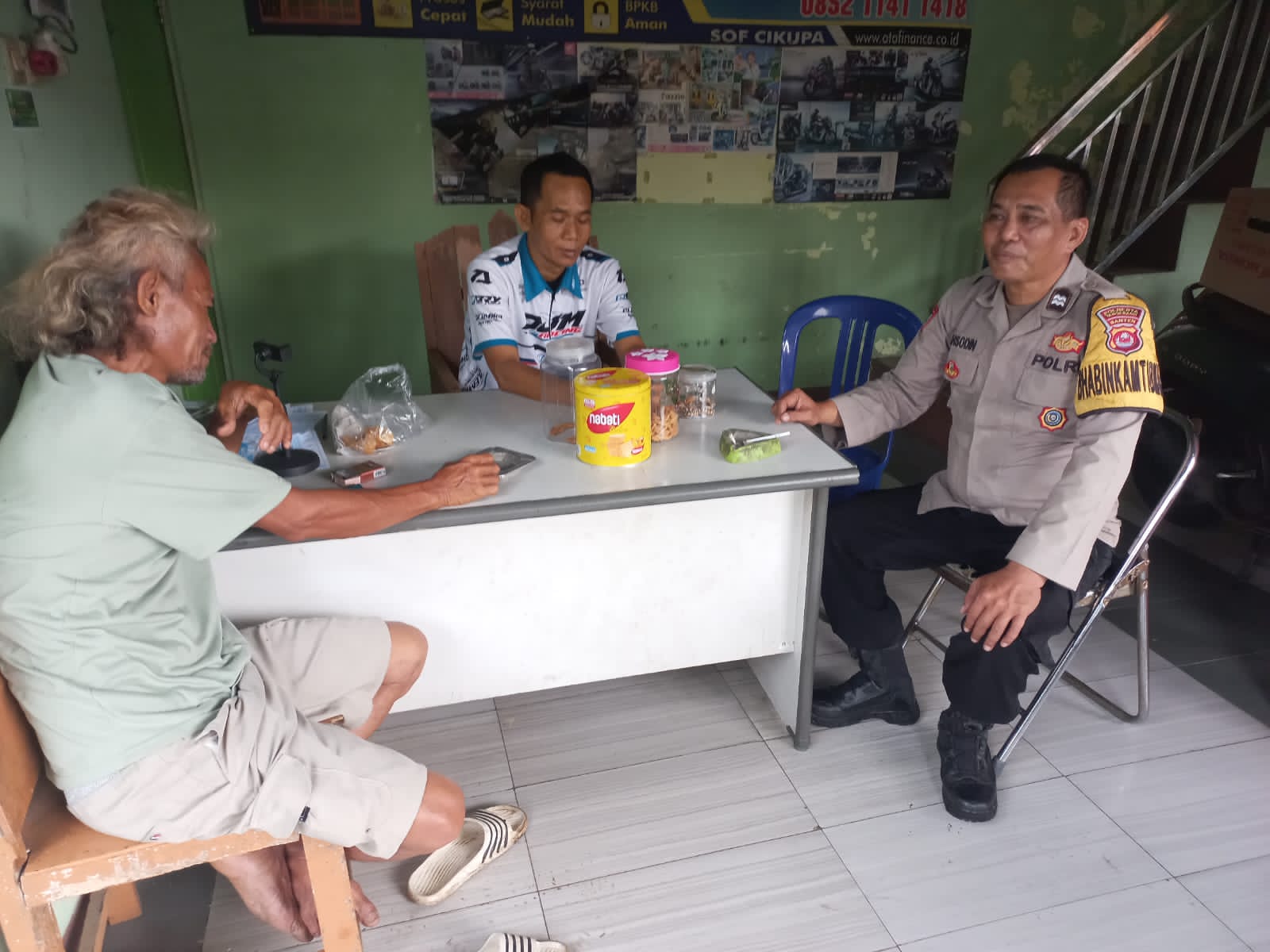 Bhabinkamtibmas Desa Sukadamai Sambangi Ketua RT, Sampaikan Himbauan Kamtibmas