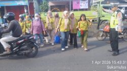 Personel Polsek Cikupa Laksanakan Pengaturan Lalu Lintas Sore di Jalan Raya Serang