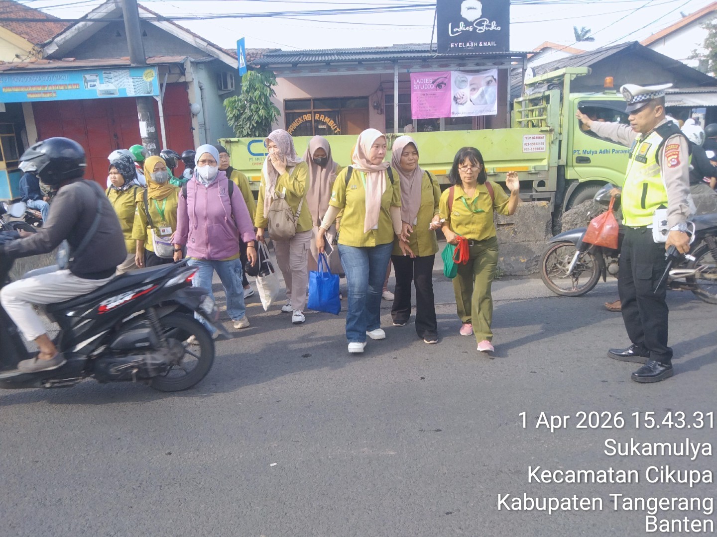 Personel Polsek Cikupa Laksanakan Pengaturan Lalu Lintas Sore di Jalan Raya Serang