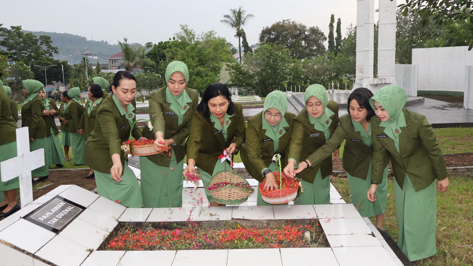 Ziarah Penuh Makna, Ketua Persit KCK Daerah XVIII/Kasuari Pimpin Penghormatan di TMP Trikora Jelang HUT ke-80 Persit KCK