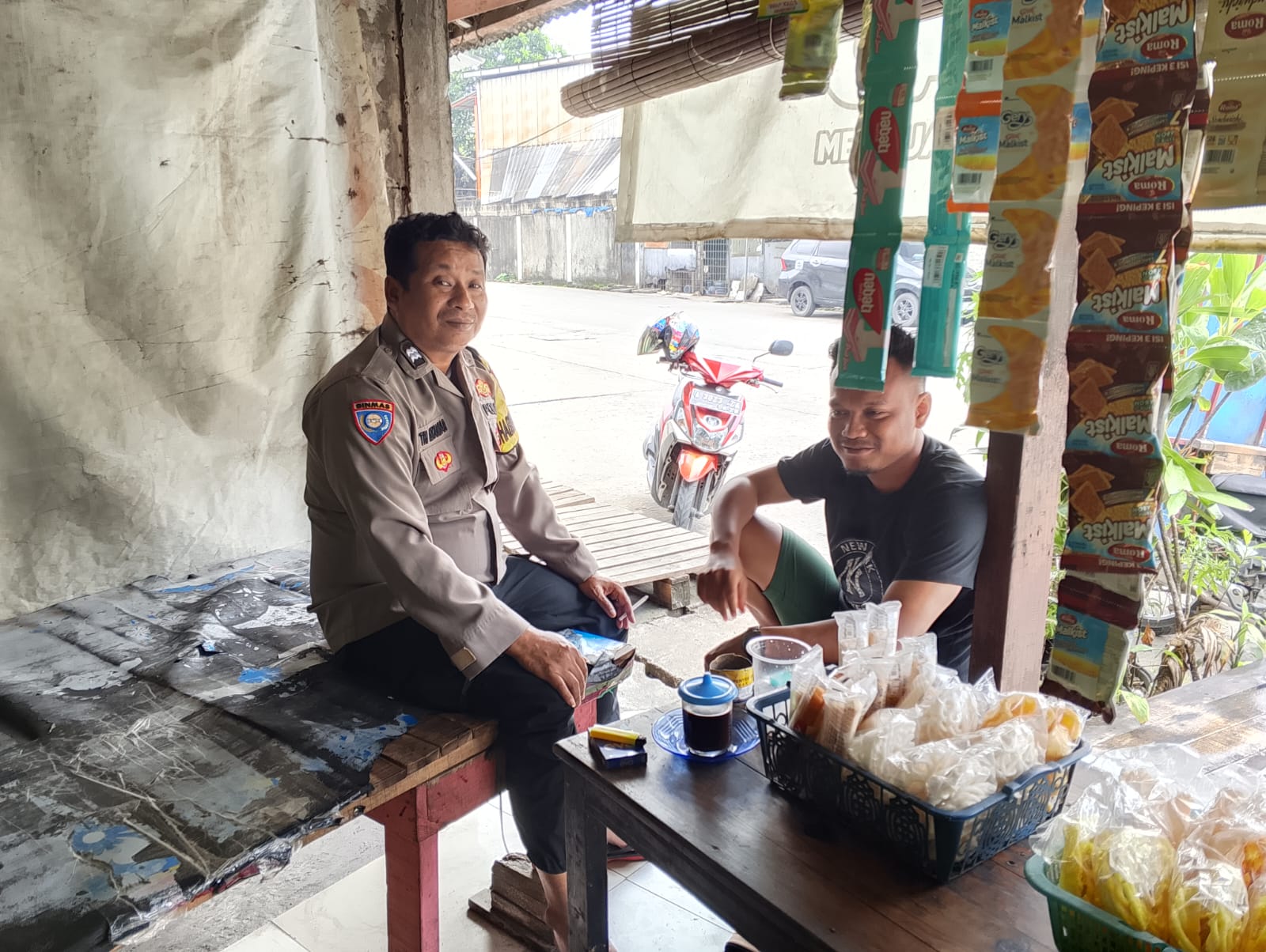 Aiptu Tri Iskandar Bhabinkamtibmas Sambang Warga Desa Bitung Jaya Sampaikan Himbauan Kamtibmas
