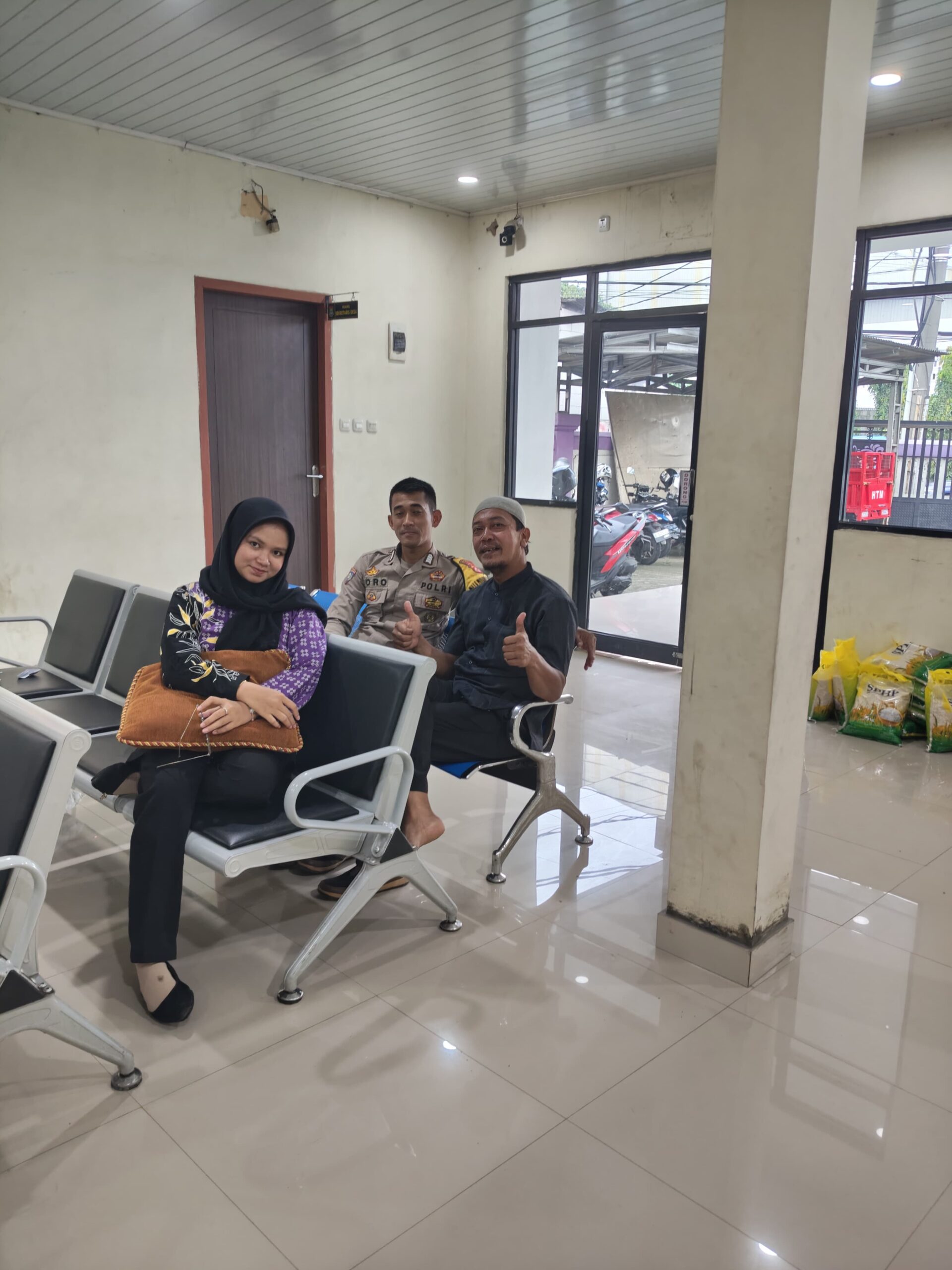 Bhabinkamtibmas Desa Cibadak Sambang Kantor Desa, Sampaikan Himbauan Kamtibmas