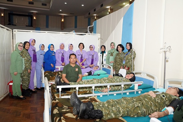 Donor Darah Serentak Wanita TNI dan Dharma Pertiwi Raih Rekor MURI