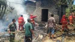 Gerak Cepat Anggota Koramil 1505-05/Sofifi Bantu Padamkan Kebakaran Rumah Warga