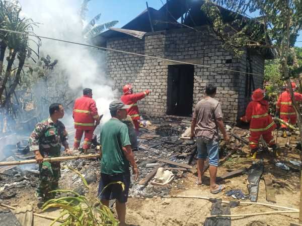 Gerak Cepat Anggota Koramil 1505-05/Sofifi Bantu Padamkan Kebakaran Rumah Warga