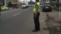 IPTU Udi Muhdi Bersama Brigadir R. Hakim Laksanakan Pengaturan Lalu Lintas Sore di Jalan Raya Serang
