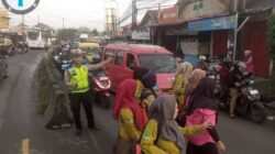 Personel Polsek Cikupa Laksanakan Pengaturan Lalu Lintas Pagi di Jalan Raya Serang