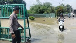 Bhabinkamtibmas Polsek Cikupa Cek Lokasi Banjir di Kawasan Indoyong Desa Cibadak