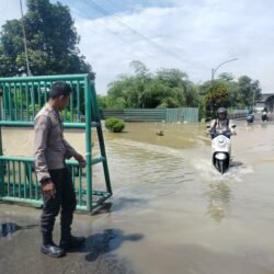 Bhabinkamtibmas Polsek Cikupa Cek Lokasi Banjir di Kawasan Indoyong Desa Cibadak