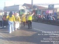 Aiptu Sapudin Laksanakan Pengaturan Lalu Lintas Pagi, Arus Kendaraan Ramai Lancar Terkendali